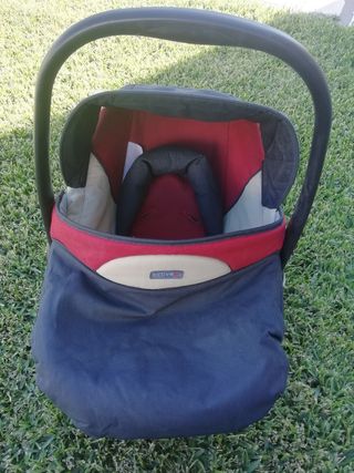 Carrinho de bebé e acessórios.