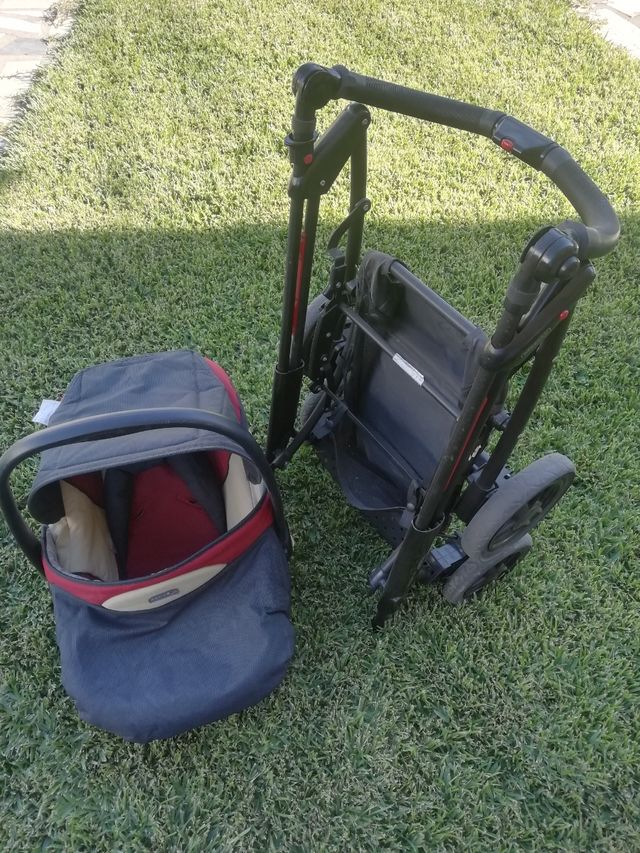Carrinho de bebé e acessórios.