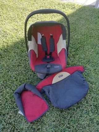 Carrinho de bebé e acessórios.