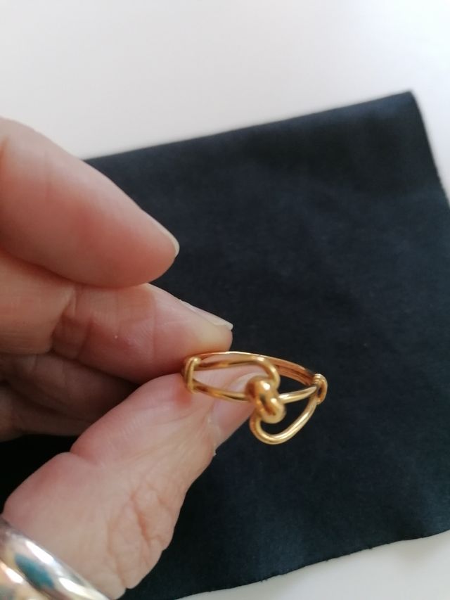 Anillo dorado nudo
