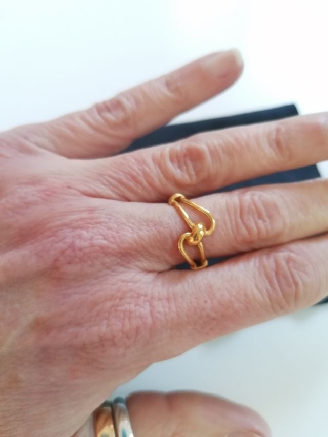 Anillo dorado nudo