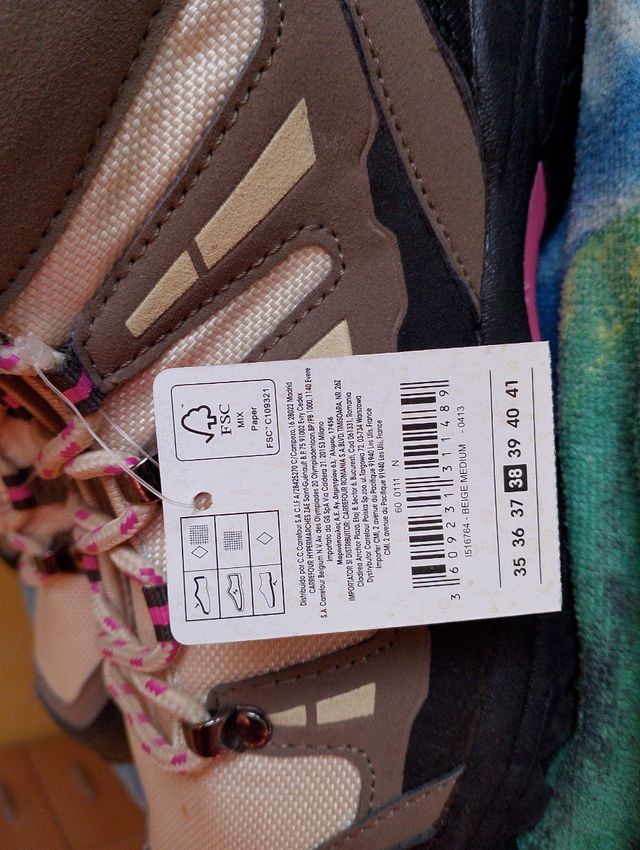 Deporte de montaña y senderismo ,con etiqueta