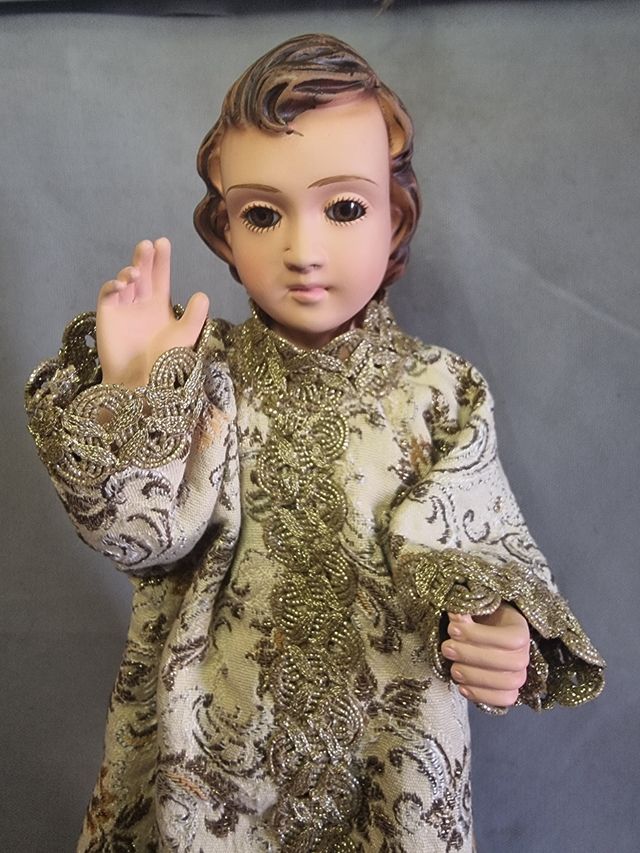 Menino jesus em barro com olhos de vidro