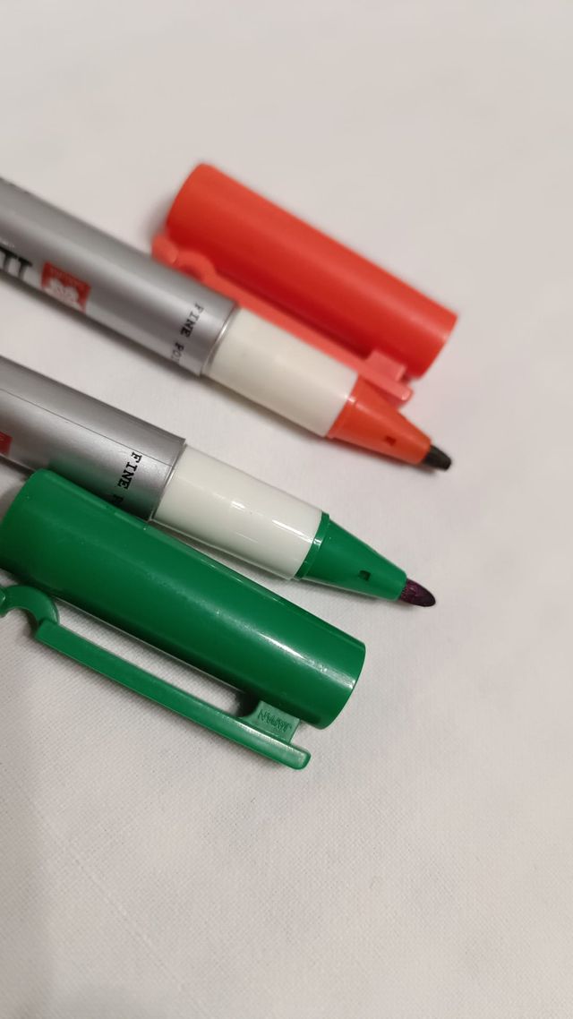 2 ROTULADORES SAKURA DOBLE PUNTA (Verde y Naranja)