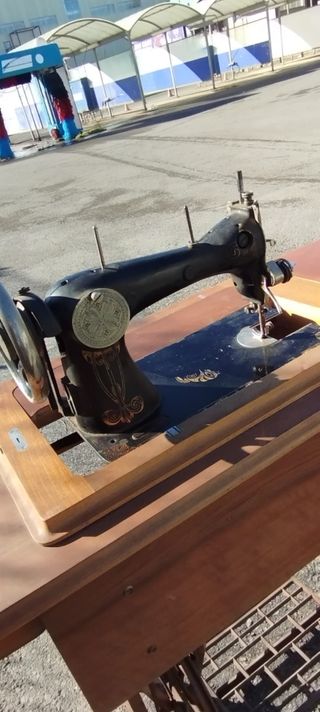 Máquina de coser antigua con mesa Alfa