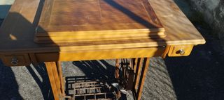 Máquina de coser antigua con mesa Alfa