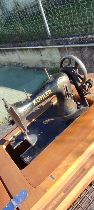 Máquina de coser antigua con mesa Alfa