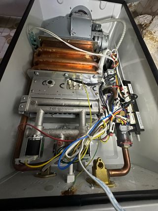 Tecnico de termos acumulador solar y placa solar