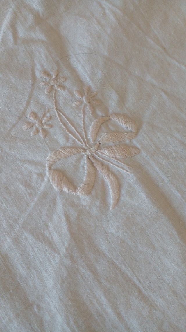 Centro tavola in misto lino ricamato