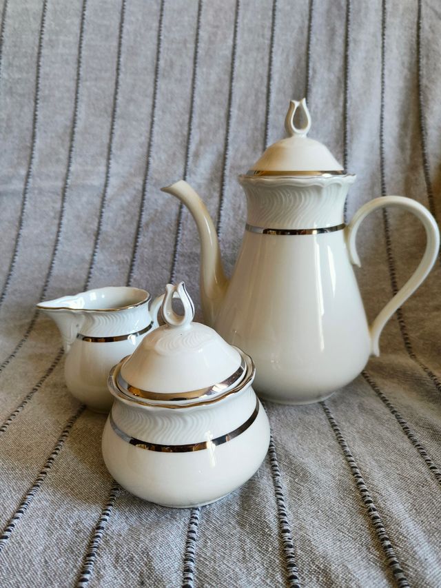 Teiera, portalatte e portazucchero