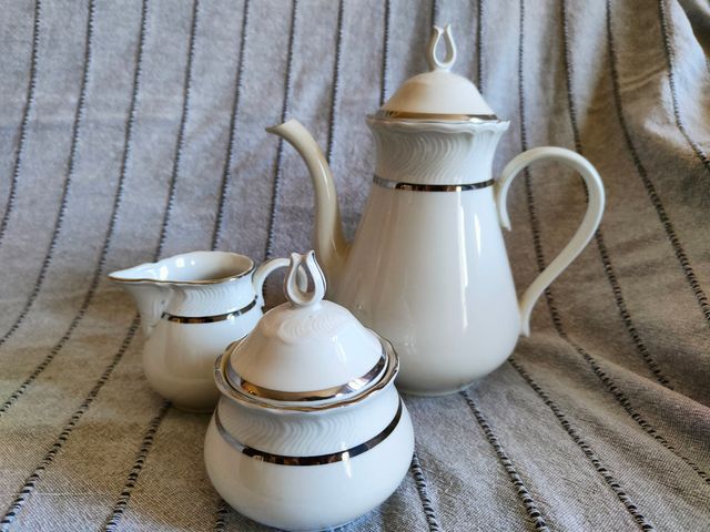 Teiera, portalatte e portazucchero