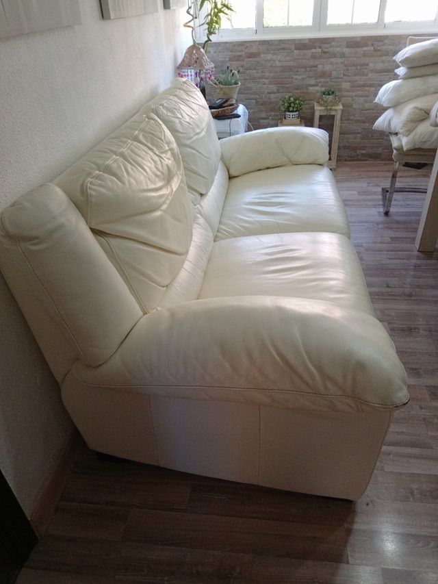 sofá de piel auténtica , madera maciza por dentro.