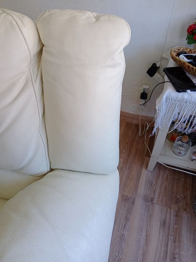 sofá de piel auténtica , madera maciza por dentro.