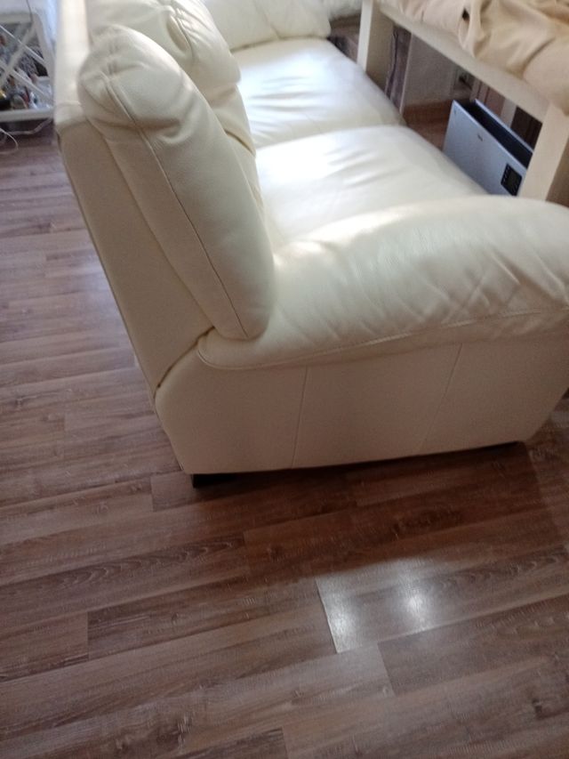 sofá de piel auténtica , madera maciza por dentro.