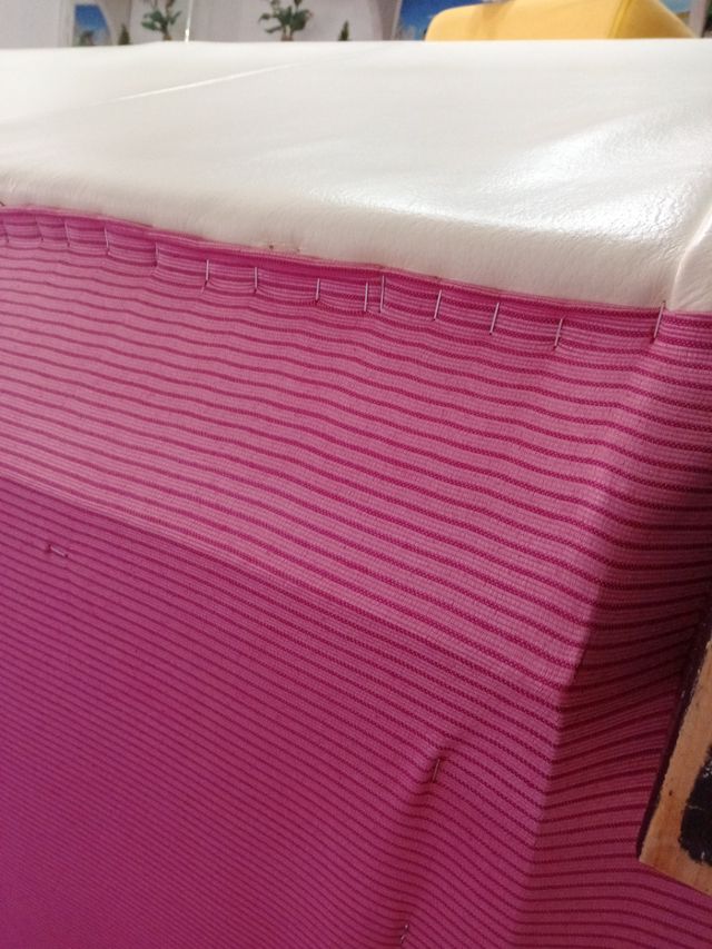 sofá de piel auténtica , madera maciza por dentro.