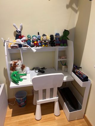 Cama infantil tren-litera. Escritorio y colchones