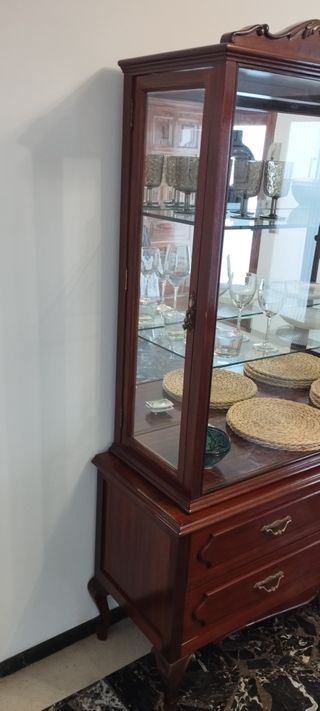 Vitrina ornamentada de caoba
