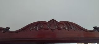 Vitrina ornamentada de caoba