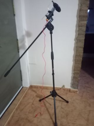 Pie de micrófono con trípode y micro