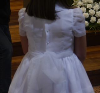Vestido de comunión de organza, con cancan blanco