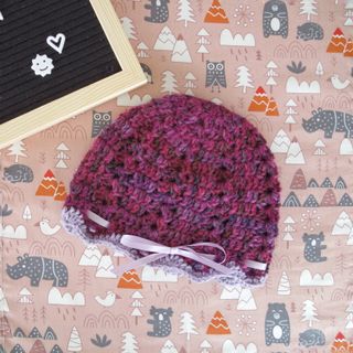 Cappellino bimba con fiocchetto in raso lilla