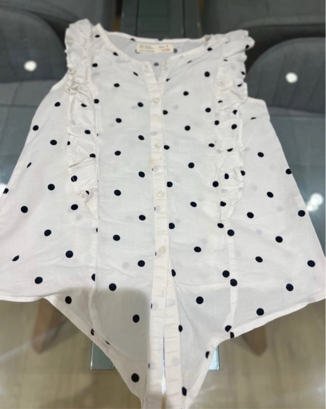 Camisa blanca con lunares y volantes niña