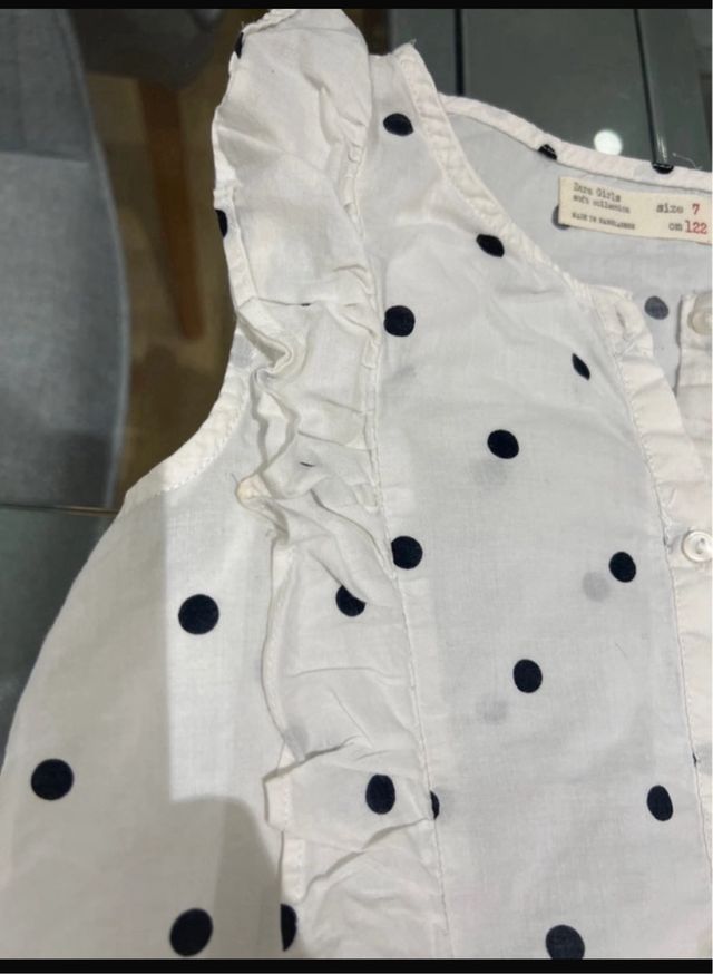 Camisa blanca con lunares y volantes niña