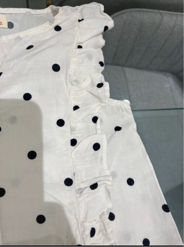 Camisa blanca con lunares y volantes niña