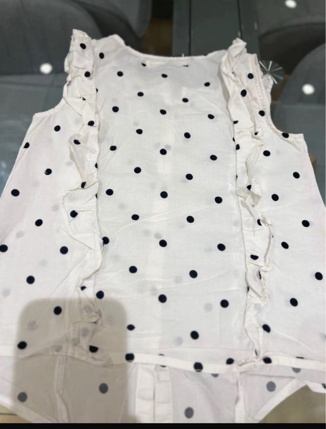 Camisa blanca con lunares y volantes niña