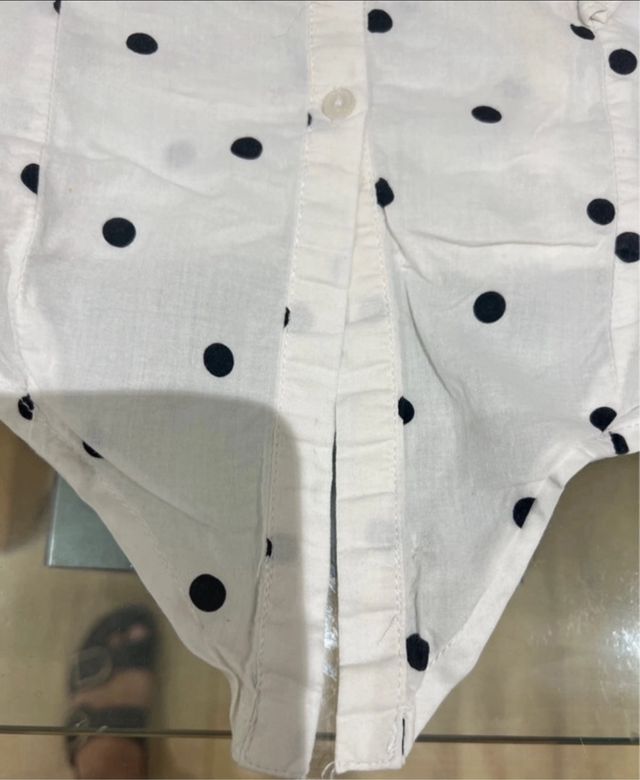 Camisa blanca con lunares y volantes niña