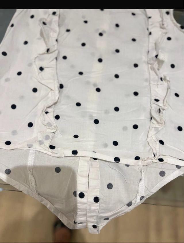 Camisa blanca con lunares y volantes niña