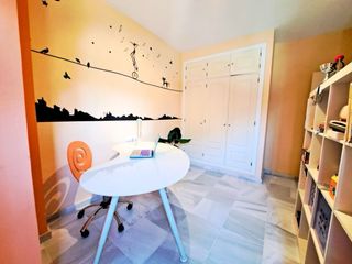 Mesa de estudio IKEA Y SILLA diseño