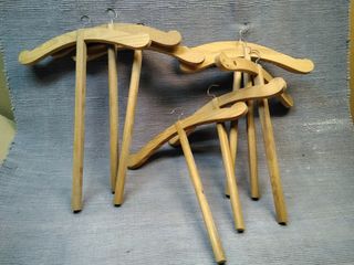 Perchas de ropa en madera