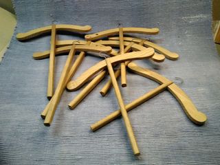 Perchas de ropa en madera