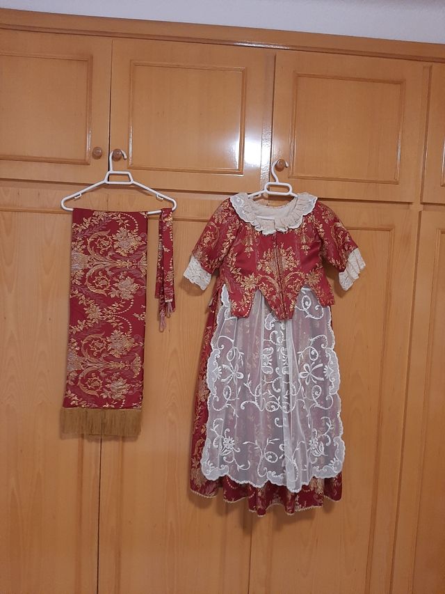 Traje fallera con manteletas