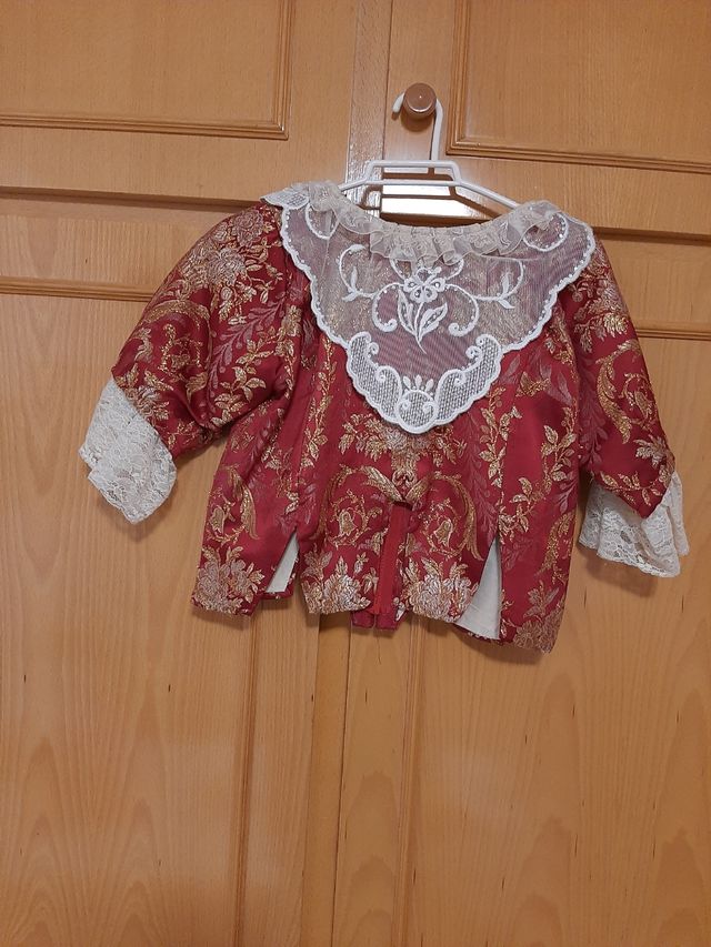 Traje fallera con manteletas