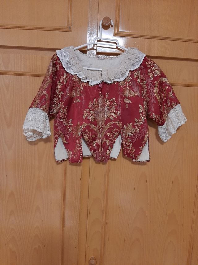 Traje fallera con manteletas