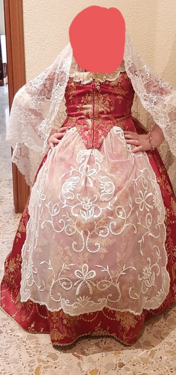 Traje fallera con manteletas