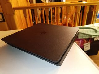 PS4 SLIM 1TB + MANDO DS4 +  1 JUEGO