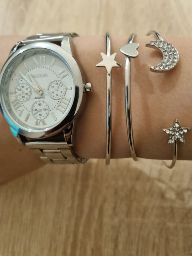 Reloj de cuarzo plateado + 3 pulseras