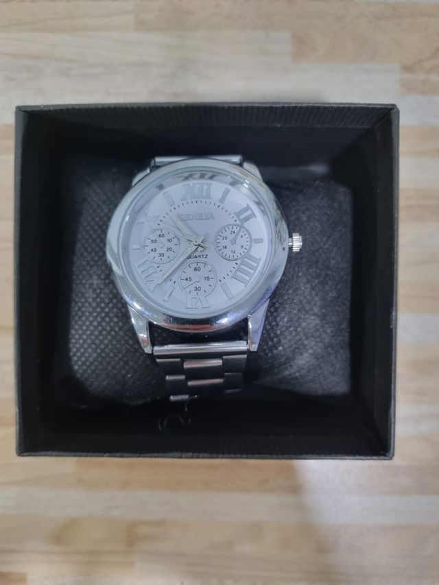 Reloj de cuarzo plateado + 3 pulseras