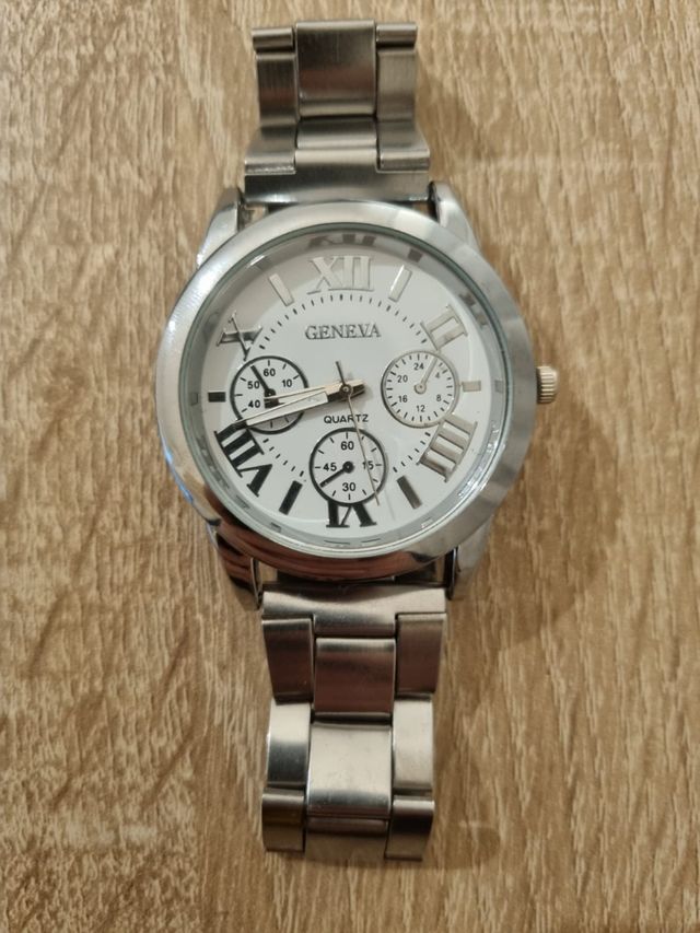 Reloj de cuarzo plateado + 3 pulseras