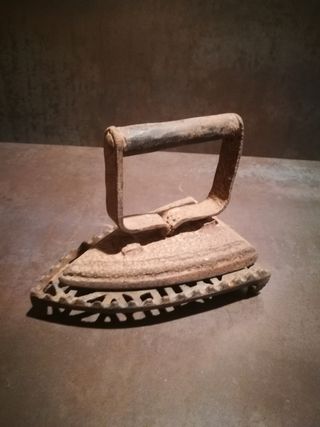 Plancha antigua de forja con peana.