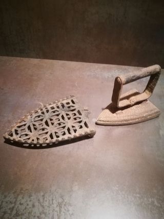 Plancha antigua de forja con peana.