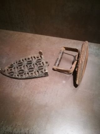 Plancha antigua de forja con peana.