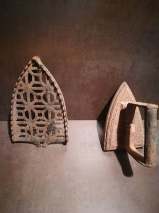 Plancha antigua de forja con peana.