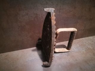 Plancha antigua de forja con peana.