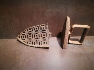 Plancha antigua de forja con peana.