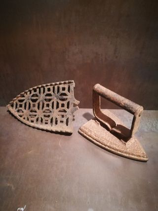 Plancha antigua de forja con peana.