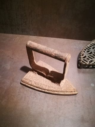 Plancha antigua de forja con peana.